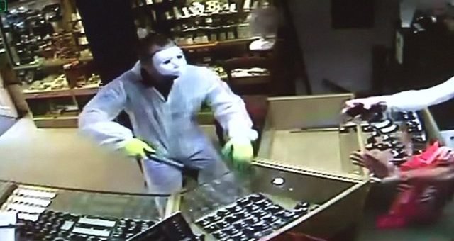 Грабители с топорами напали на ювелирный магазин