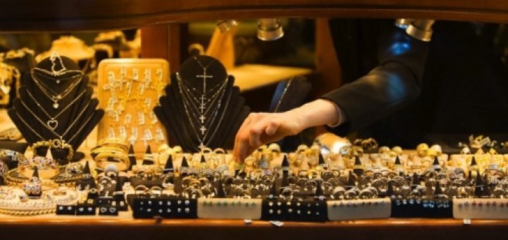 Ограблен ювелирный магазин в Петергофе