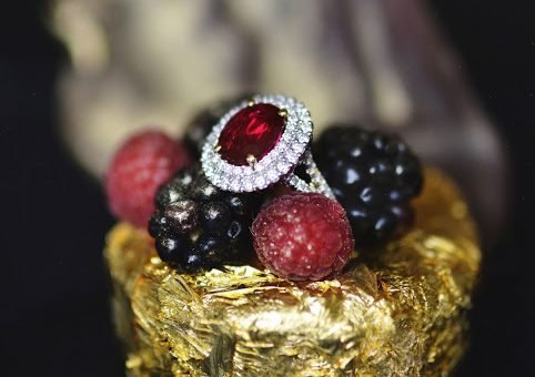 На день рождения королевы отель в Новом Орлеане представил торт за 90 тысяч долларов с рубином и золотом