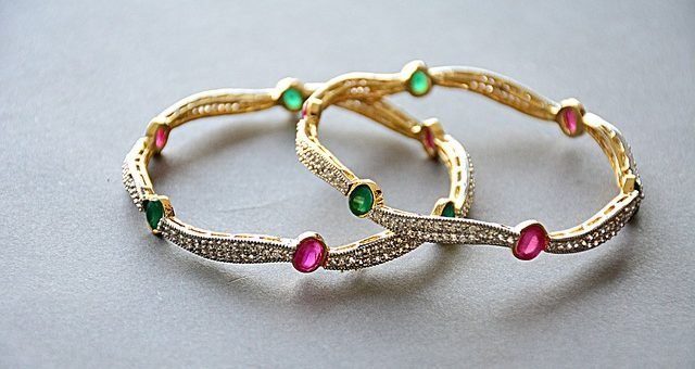 Спрос на ювелирные изделия и часы в Великобритании способствовал росту продаж компании Richemont