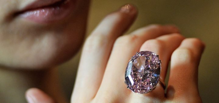 Бриллиант «Розовая звезда» стал самым дорогим драгоценным камнем, проданным на аукционе