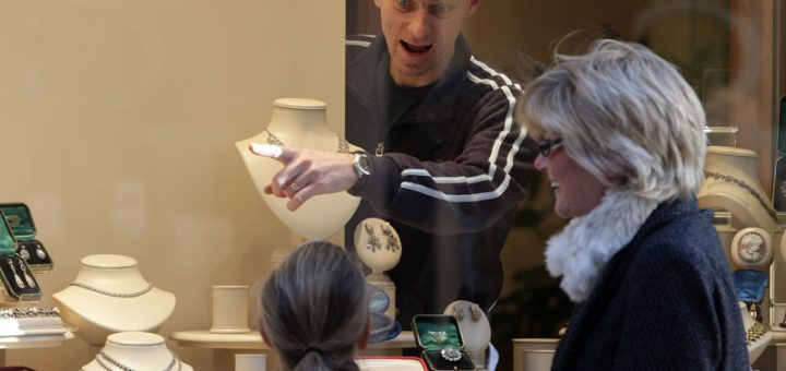 Согласно новому исследованию женщины предпочитают ювелирные украшения макияжу