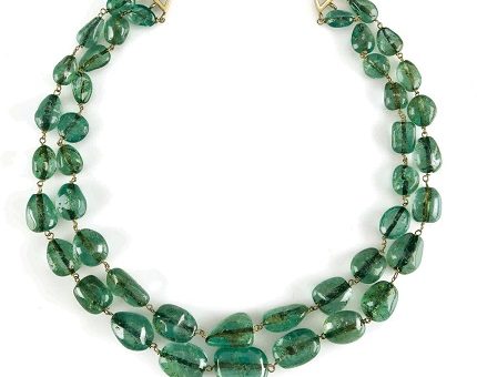 Изумрудное ожерелье, весящее около 538 карат, было продано на аукционе Astaguru «Изящные ювелирные изделия и серебро» по цене 1 64 22 000 рупий