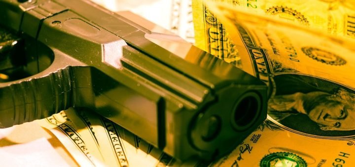 Разбой на Флит-стрит: банда с холодным оружием ограбила бутик