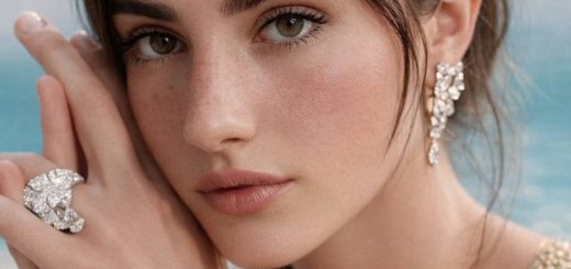 брюнетка в коктейльном кольце с бриллиантами