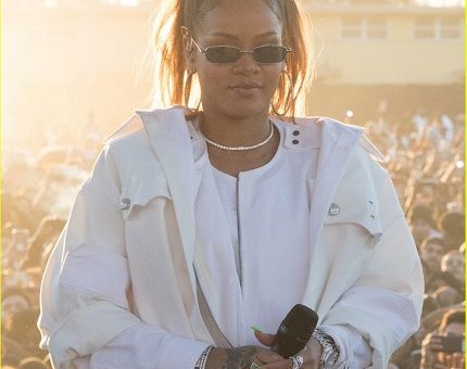 Рианна блистала на Рождественском концерте TDE в украшениях Hearts on Fire