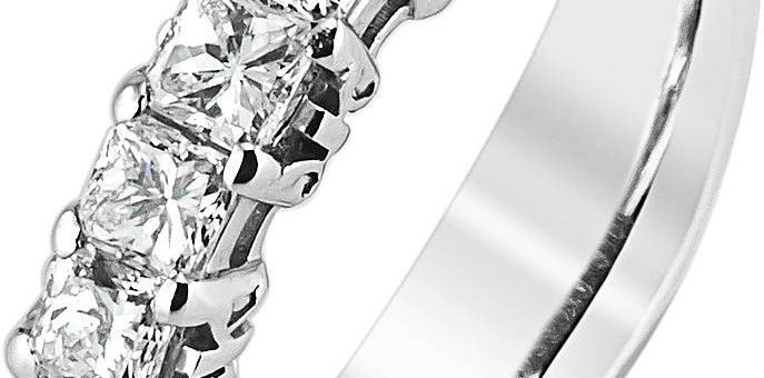 5 вопросов, которые необходимо задать ювелиру, прежде чем приобрести бриллиантовое украшение