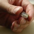Что делать с обручальным кольцом мужа и жены после развода: все варианты