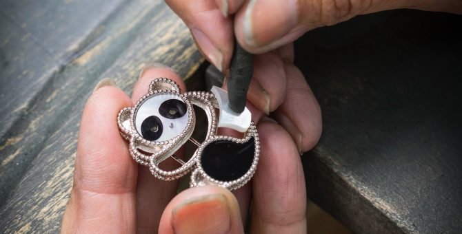 Van Cleef & Arpels представил новые броши из коллекции Lucky Animals