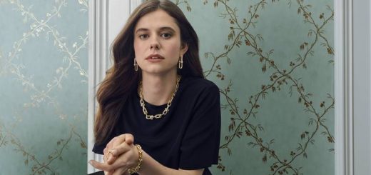 девушка в комнате в украшения хардвеар от тиффани